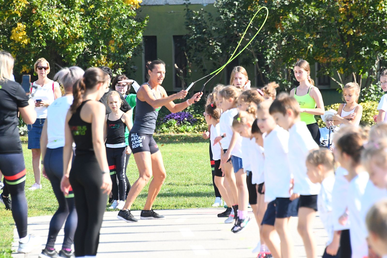 Több száz gyermekkel ugrálókötelezett Fehérváron az Európa- és világbajnok kötélugró